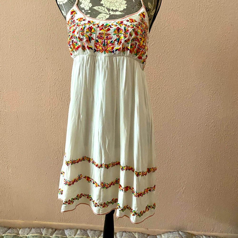 Gorgeous embroidery on this peer to little white dress